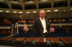 Der Solist Roland Haerdtner ist Rosauros Partner im 'Konzert für Pauken und Streicher' ebenso wie für die 'Serenata a Due für Vibraphon, Marimba und Streicher' und 'Brazilian Fantasy' ( Uwe Foto, 5.6.2009, CC-Liz.).