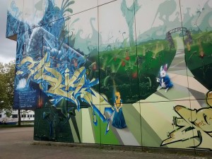 Wandtattoo als Gesamtillustration zu Carrolls Märchenroman 'Alice in Wonderland' am CITEC-Haus der Universität Bielefeld (Rüdiger Müller, 26.5.2015, CC-Liz.)