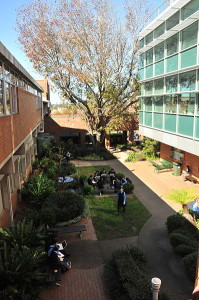 Holly Harrison unterrichtet im Fach Komposition an der MLC-Akademie in Sydney-Burwood (Astuartwatt, CC-Liz.).