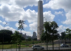 Schauplatz eines popmusikalischen Neujahrskonzerts ist der berühmte Obelisk im Park von Ibirapuera (Dornicke, 2.4.2009, CC-Liz.).