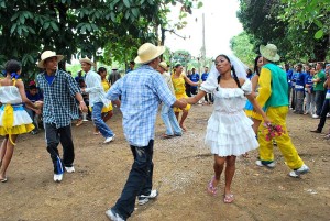 Zum Fest des Heiligen Johannes wird in Olinda / Brasilien eine Variante der Quadrilha favorisiert (ProJovem, 17.6.2010, CC-Liz.).