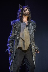 Den grimmen und grollenden, aber nicht auf Menschenfleisch versessenen Wolf verkörperte der österreichische Sänger und Schauspieler Raphael Köb, der schon zahlreiche Musicalrollen perfekt besetzte (L. Edelhoff, Theater Erfurt).