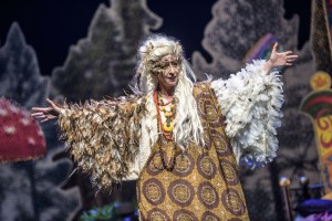 Gesanglich und in der Deklamation klar und eindringlich präsentierte sich die Münchner Sängerin Anja Augustin in der Rolle von Oma Eule (Lutz Edelhoff, Theater Erfurt).