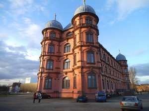 Wurde bereits mit 14 Jahren Schüler von Startrompeter Reinhold Friedrich an der Musikhochschule Karlsruhe: Simon Höfele (Panoramio, Baden.de, 8.2.2014, CC-Liz.).