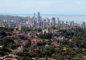 Luftbild der Metropole Olinda (Pernambuco), in der ** 1873 geboren wurde, mit der historischen Stadt im Vordergrund (Prefeitura de Olinda, 6.1.2004, Flickr)