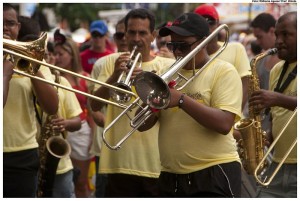Im Karneval von Olinda, der Heimatstadt des hier zu erratenden Komponisten und Musikers ** spielen gemeinsame Jam Sessions eine tragende Rolle (Prefeitura de Olinda, 10.2.2013, CC-Liz.).