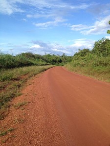 Zwei Hochburgen von Französisch-Guyana verbindet die Straße zwischen Maripasoula und Papaichton, die in der Nähe eines Flughafens verläuft (AlexCad, 29.1.2013, CC-Liz.).