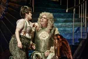 Katja Bildt in der Rolle des Ziegenmenschen Satirino mit Juri Batukov als stimmgewaltigem Göttervater Jupiter (Theater Erfurt, Studio; Ausstattung: Jeannine Clemen, Foto: Lutz Edelhoff)