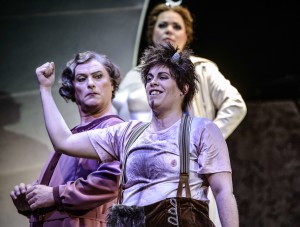 Wesen wilder Wälder: Linfea (Ks. Jörg Rathmann), Satirino (K. Bildt) mit der Herrin der Tiere, Diana (M. Fredheim), die gleichzeitig auch Mond und Keuschheit repräsentiert (Foto: L. Edelhoff)
