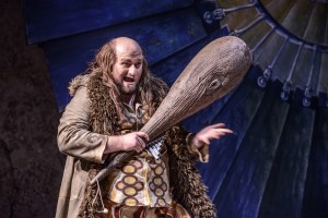 Pan (Gregor Loebel) droht mit der Keule (Foto: L. Edelhoff, Theater Erfurt).