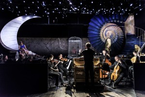 Das mit Tuba, Posaune, Horn, Zink und Bassklarinette gut bestückte Kammerorchester der Premiere von 'La Calisto' am 1. März 2018 (L. Edelhoff, Theater Erfurt)