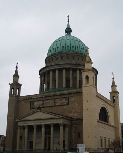Die Nikolaikirche in Potsdam wird an den beiden Osterfeiertagen 1. und 2. April 2018 Hör(schau)platz verschiedener Aufführungen sein (28.11.2004, GNU Free Doc. Lic.).