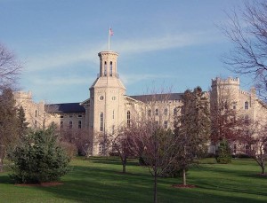 Christopher Teichler, Jahrgang 1977, unterrichtet am Wheaton College im Bundesstaat Illinois Dirigieren, Komposition, Gehörbildung, Trompete und Klavier (Neatpete86, 6.6.2006, US p.d.).