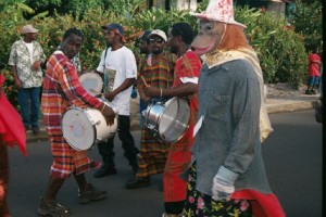 Calypso-Trommler im vulkanischen Tier- und Pflanzenparadies von Dominica (Andrew Mawby, 5.3.2001, CC-Liz.)