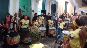 Typische Straßenmusikszene in Salvador da Bahía. Das Schreiben für große Trommelensembles war auch für Milton Soares dos Santos' Schaffen charakteristisch (Py4nf, 1.12.2015, CC-Liz.).