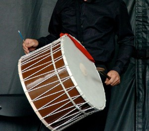 Einsatz einer Daouli-Trommel auf einem Türkischen Festival in Ottawa (Heather, 25.7.2009, CC-Liz.): Das Instrument wird in Metsovo, Epiros, ebenso bevorzugt.