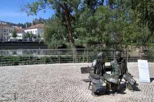 Fernando Lopes-Graças Geburtsstadt Tomar erinnert mit einer Statue an seinen prominenten Komponisten und Dirigenten (Paulo Juntas, 23.4.2009, GNU Free Doc. Lic.).