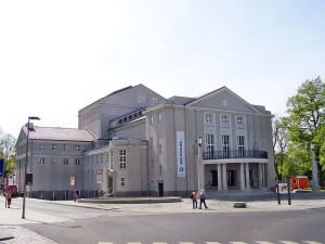 Das Theater Stralsund ist auch zur besten Jahreszeit für eine Reihe philharmonischer Konzerte gut (5.5.2008, Klugschnacker, CC-Liz.).