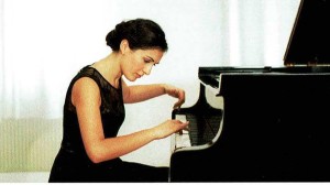 Die in Tbilisi ausgebildete Pianistin Tamar Beraia gab mit ihrer Interpretation von Rachmaninoffs 3. Klavierkonzert am 26. April zusammen mit dem Veroneser Dirigenten Gaetano Soliman den Takt vor (Foto: Julia Wesely; Theater Erfurt).