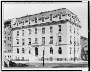 Am New Yorker Institute of Musical Art studierte Pualine Alderman in den 1920er Jahren bei Percy Goetschius (New York, Claremont Avenue, 122nd Street, 1910, Irving Underhill, p.d.).