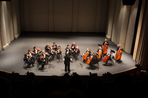 Worin besteht z.B. beim Auftritt eines Kammerorchesters 'Inszenierte Theatralität'? Dieser Frage geht Prof. Andreas Meyers Projekt nach (National Chamber Orchestra of Armenia, Serouj Ourishian, 15.11.2013, CC-Liz.).