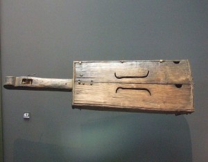 Agiarut oder Tautirut: Eine für Inuit-Streicher typische Fidel mit nur einer Saite (McManus-Sammlung, Geschenk von 1874, Simonchadwick1023, 24.4.2010, GNU Free Doc. Lic.)