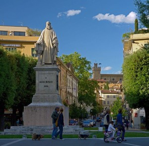 Guido von Arezzo skizzierte mit seiner Tonarten-Hand als einer der ersten das System der auf Quintabständen beruhenden heptatonischen Leiter (Statue des Guido von Monaco in Arezzo, Ввласенко, 14.5.2014, CC-Liz.).