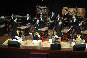 Südkoreanisches Orchester bei einem Samulnori-Konzert in New Delhi (11.10.2013, Korea.net)
